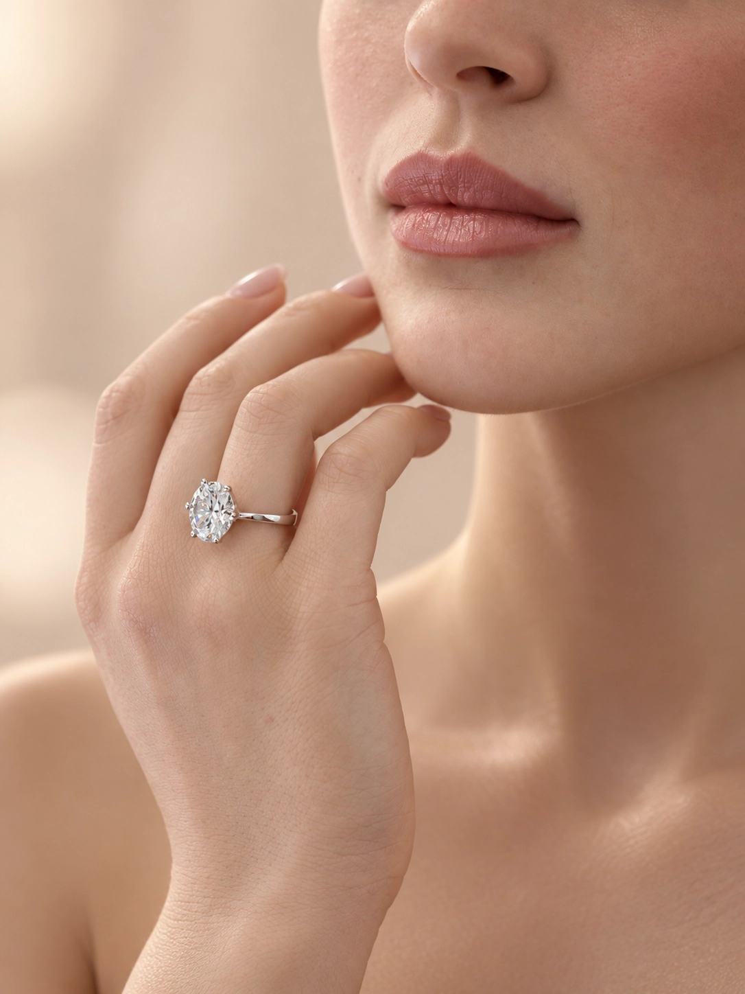 Modella con anello prezioso – Gioielleria Bracci Viterbo